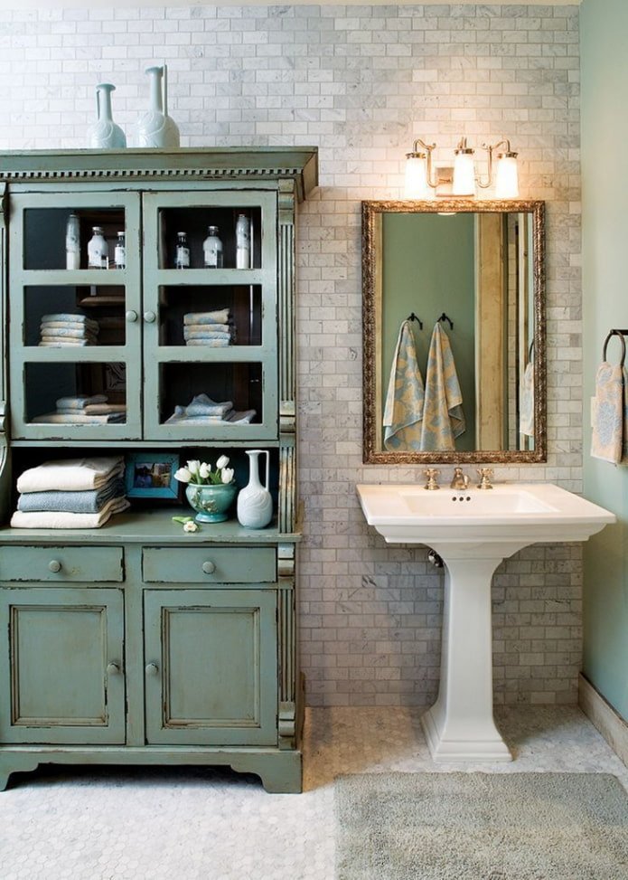 Bagno con cassettiera antica