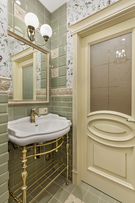 Lavabo su gambe metalliche in bagno