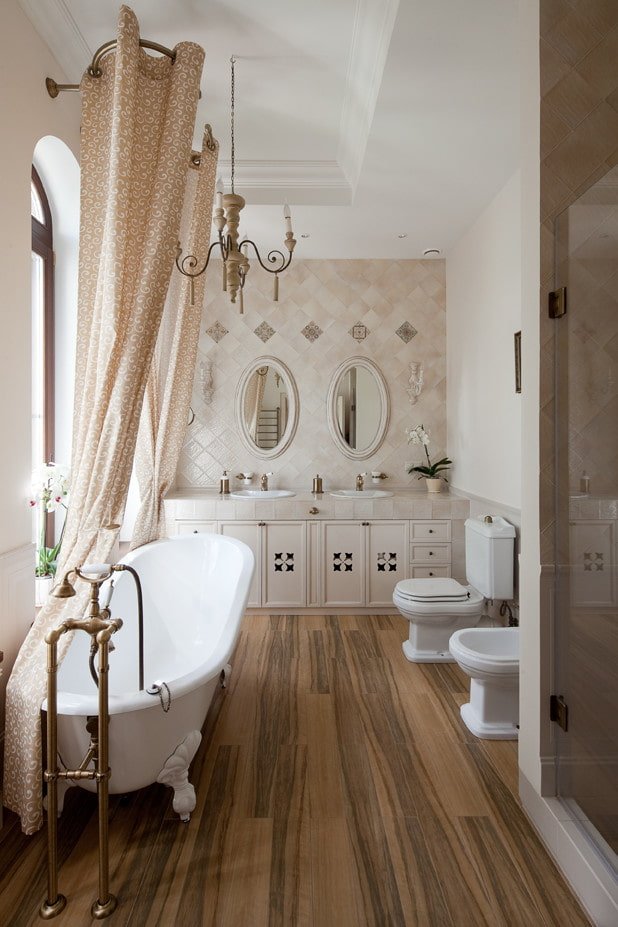 Bagno con parete piastrellata