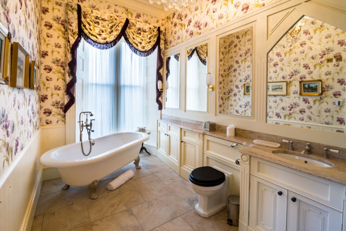 Bagno in stile provenzale con finestra alta