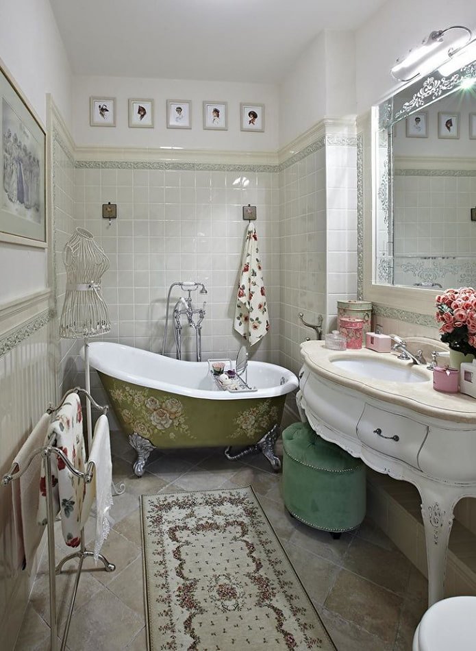 Vasca da bagno su gambe con pittura