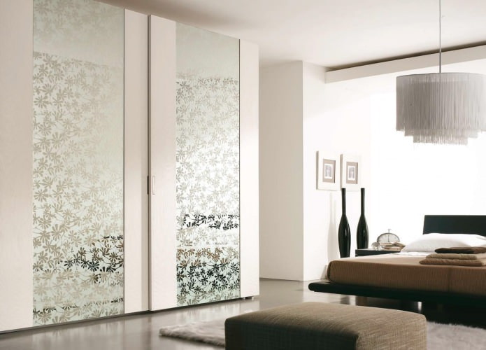 armadio con specchio decorativo