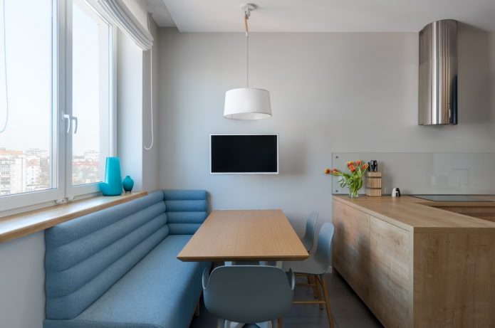 TV sopra il tavolo in cucina