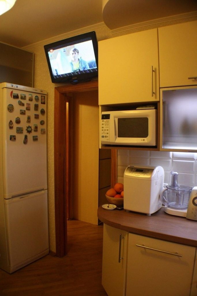 TV sopra la porta in cucina