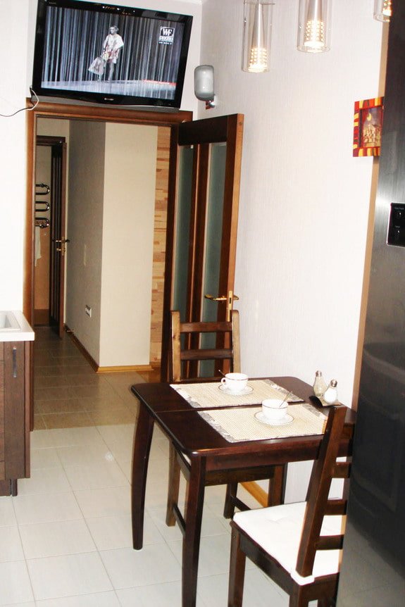 TV sopra la porta in cucina