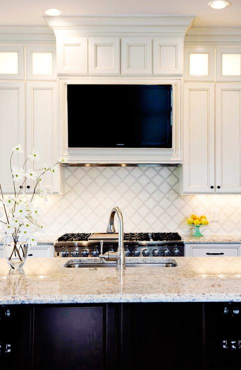 TV sopra la cappa in cucina