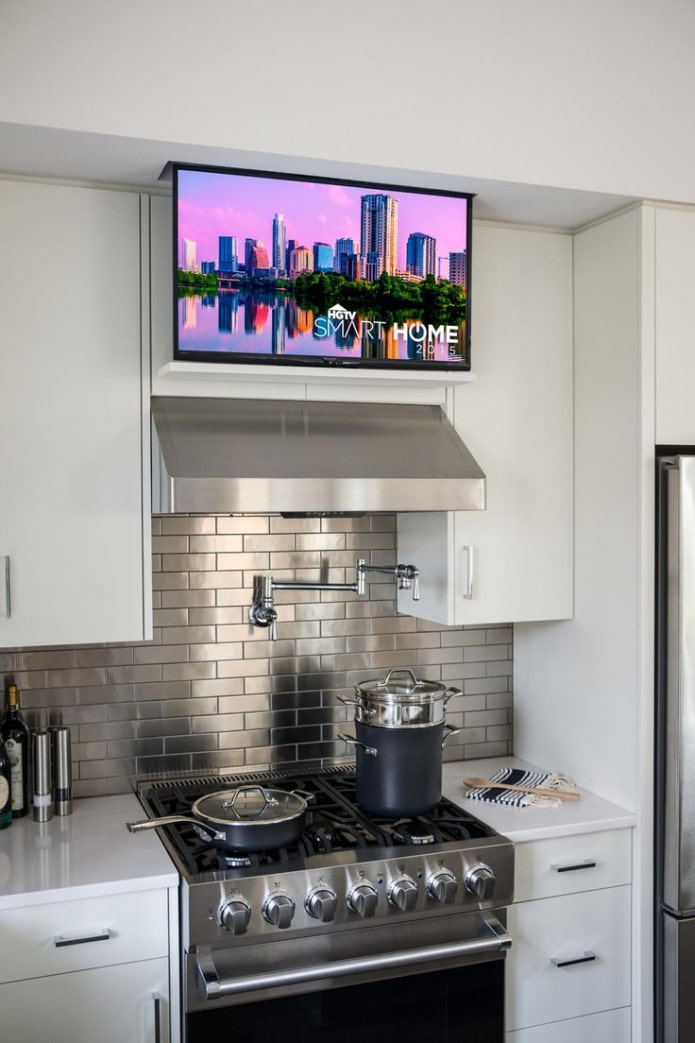 TV sopra la cappa in cucina