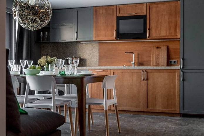 TV sopra il lavello in cucina