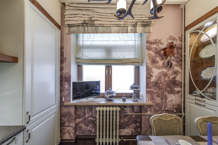 TV sul davanzale della finestra in cucina