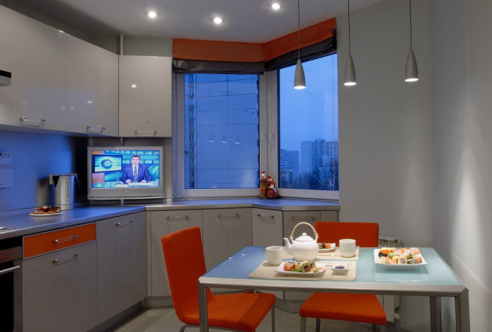 TV sul davanzale della finestra in cucina