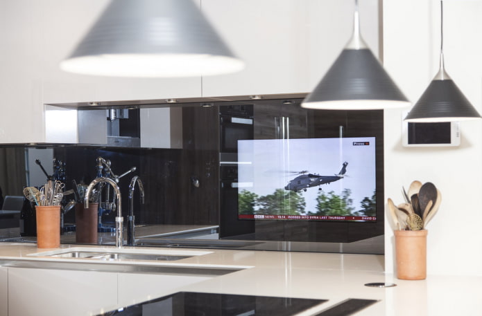 TV sopra il lavello in cucina