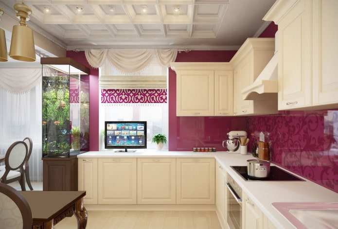 TV sul davanzale della finestra in cucina