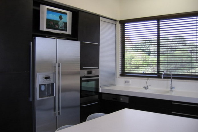 TV sopra il frigorifero in cucina