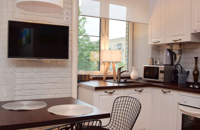 TV all'interno di una piccola cucina