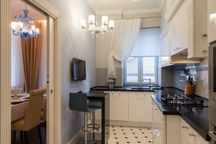 TV all'interno di una piccola cucina