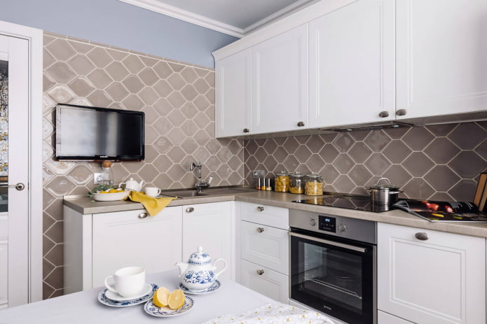 TV all'interno di una piccola cucina