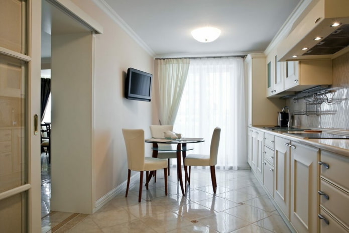 TV sopra il tavolo in cucina