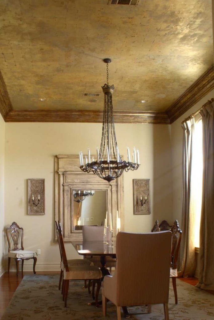 Stucco decorativo veneziano sul soffitto