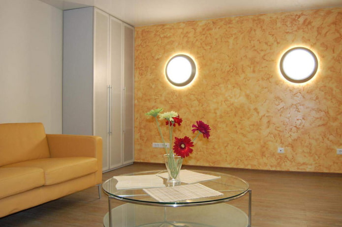 Stucco decorativo veneziano sotto la sabbia all'interno