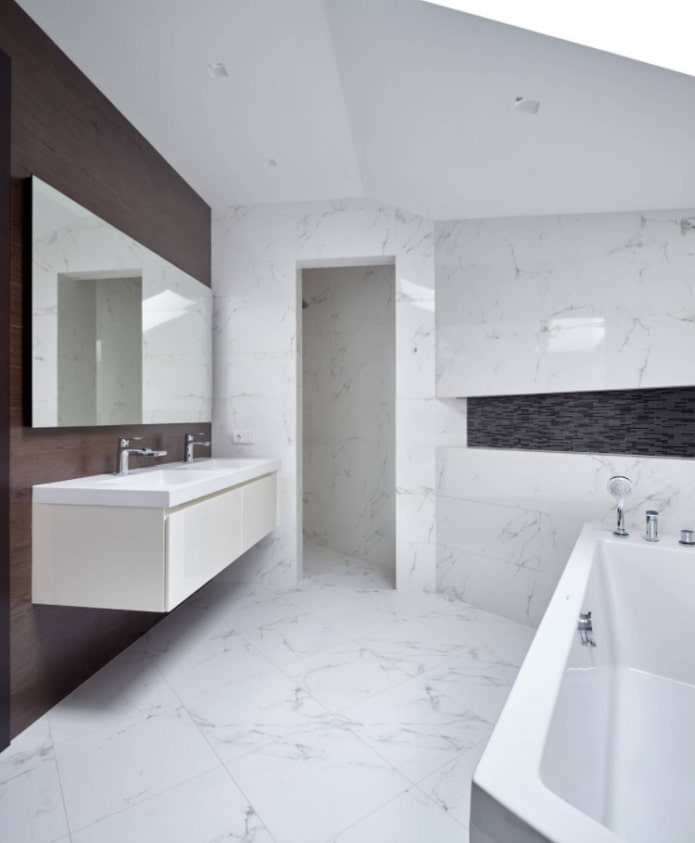 laminato sulla parete del bagno