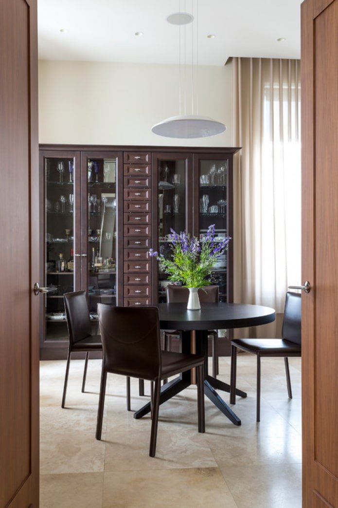 tavolo da pranzo rotondo in legno scuro