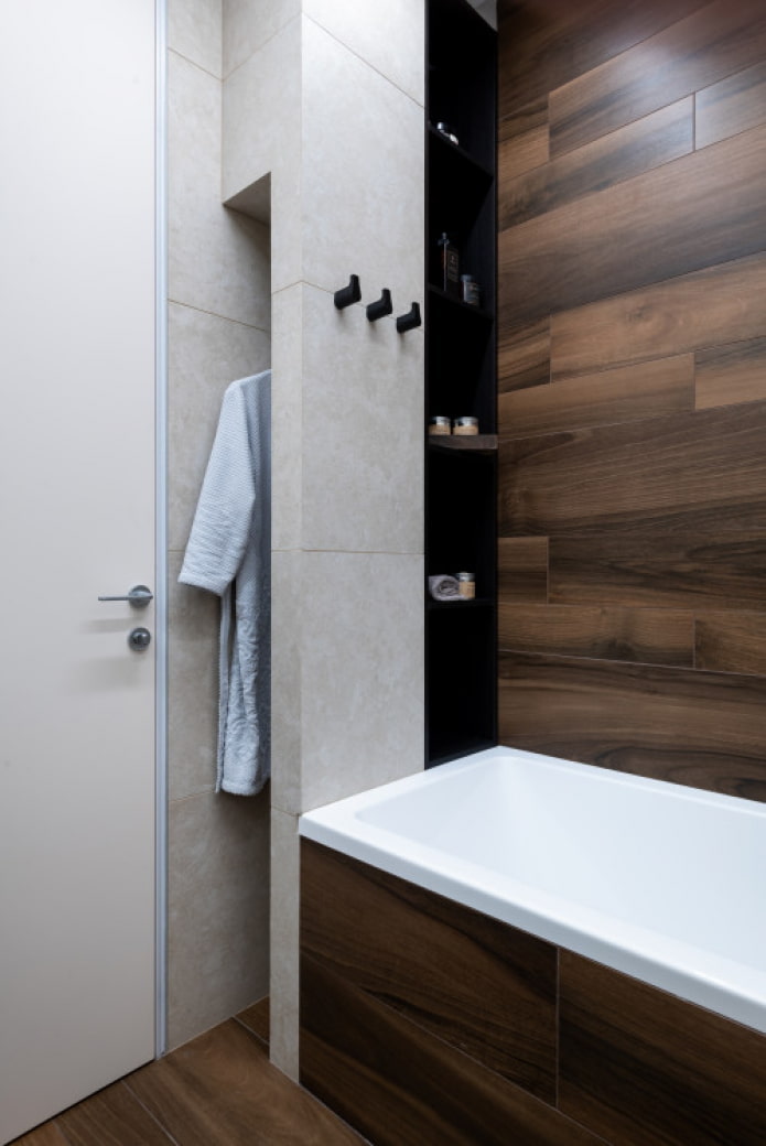 decorazione murale effetto legno in bagno