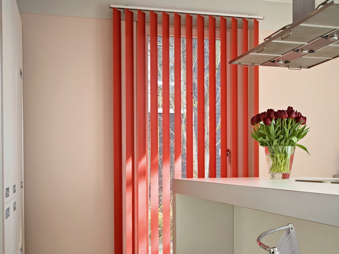stecche verticali rosse all'interno