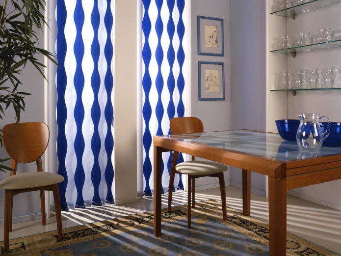 tende verticali arricciate all'interno della sala da pranzo