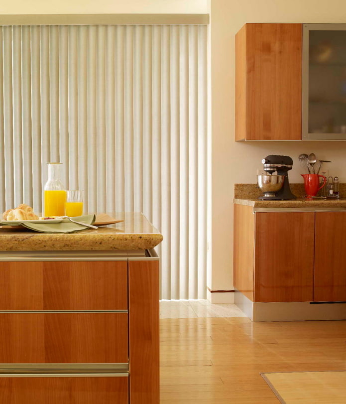 tende verticali all'interno della cucina