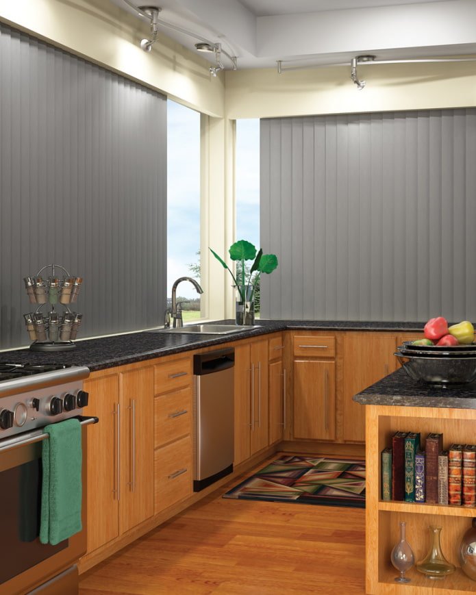 tende verticali all'interno della cucina
