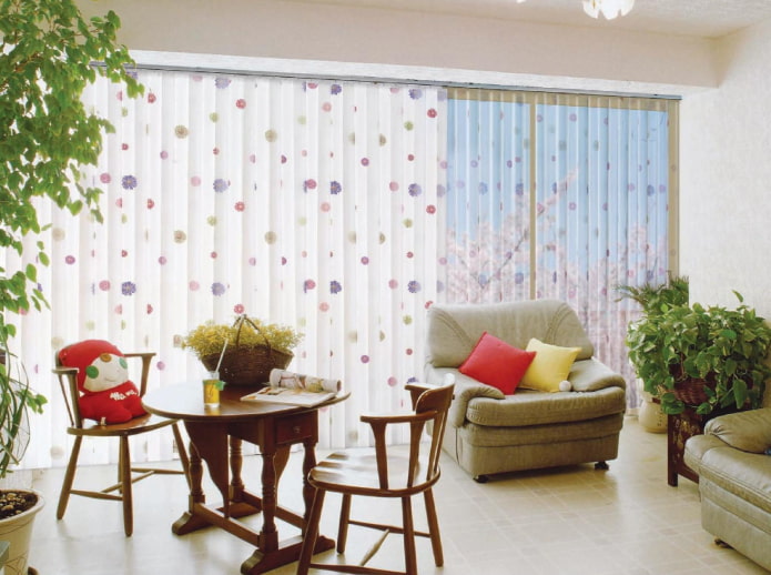 tende con fiori per interni del soggiorno
