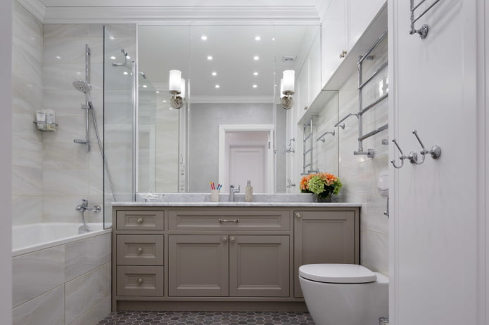 Grande specchio in bagno