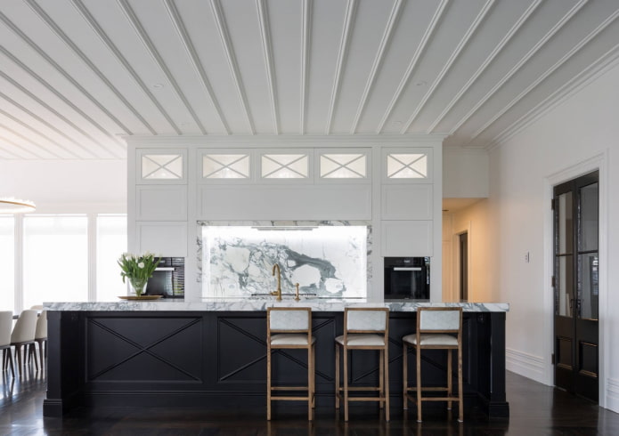 soffitto a pannelli nell'interno della cucina