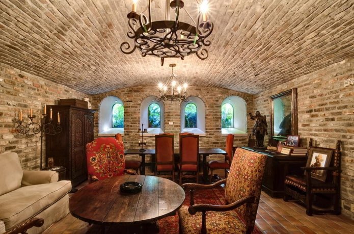soffitto in mattoni nell'interno del soggiorno