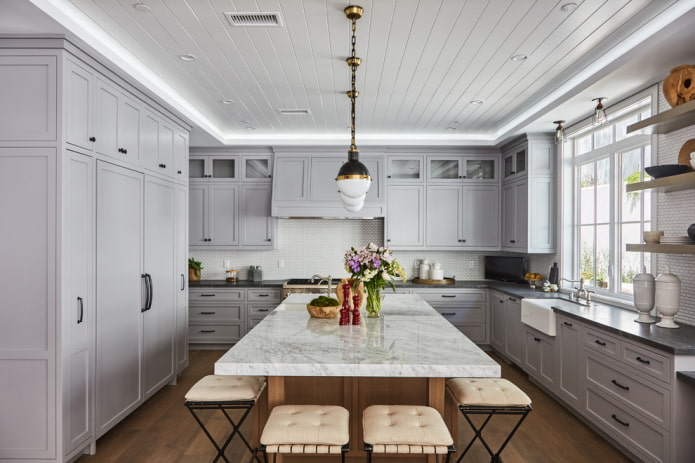 pannelli di plastica sul soffitto della cucina