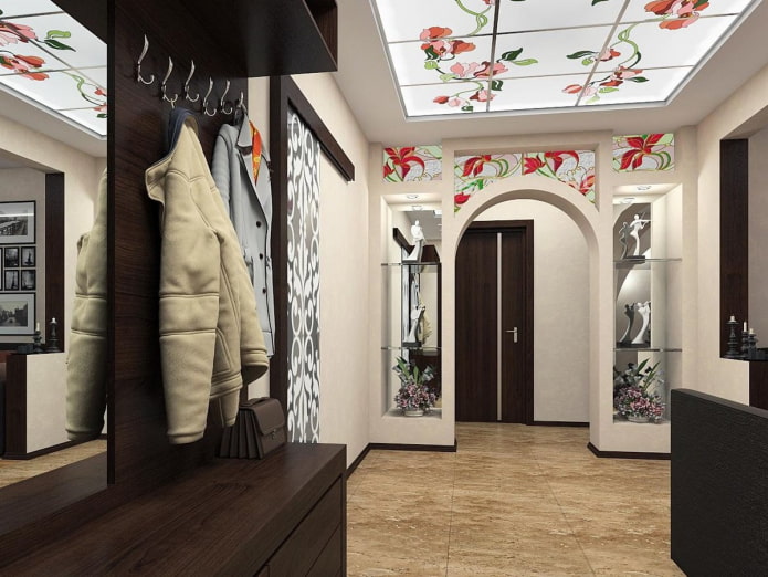 soffitto in vetro colorato nell'interno del corridoio