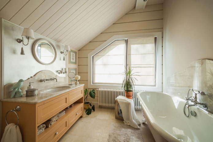 pannelli di plastica sul soffitto del bagno