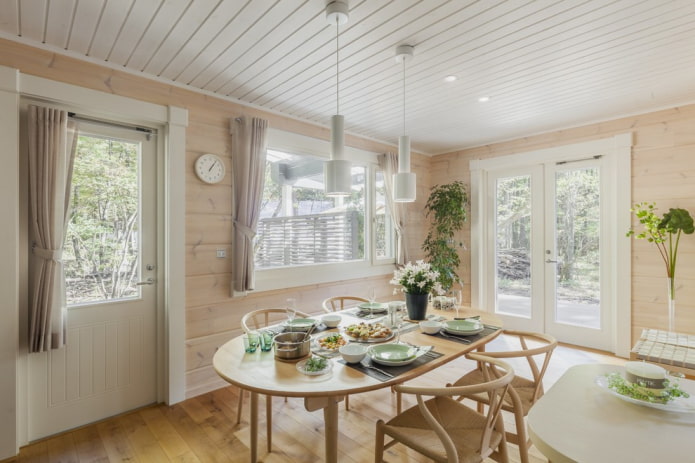 rivestimento sul soffitto negli interni della sala da pranzo