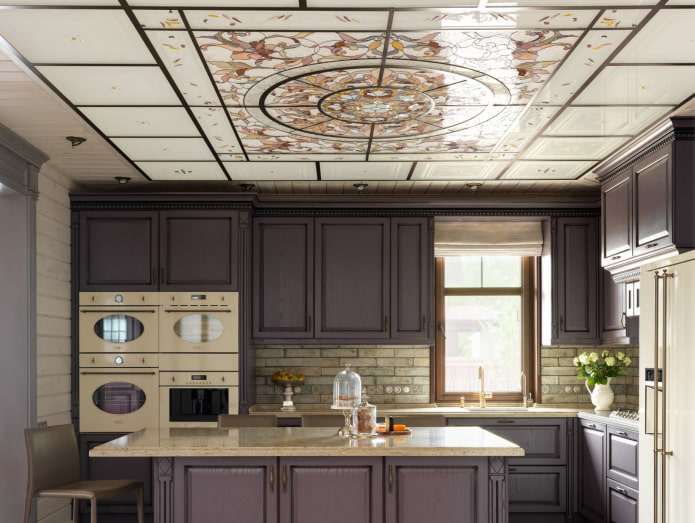 soffitto a cassetta nell'interno della cucina