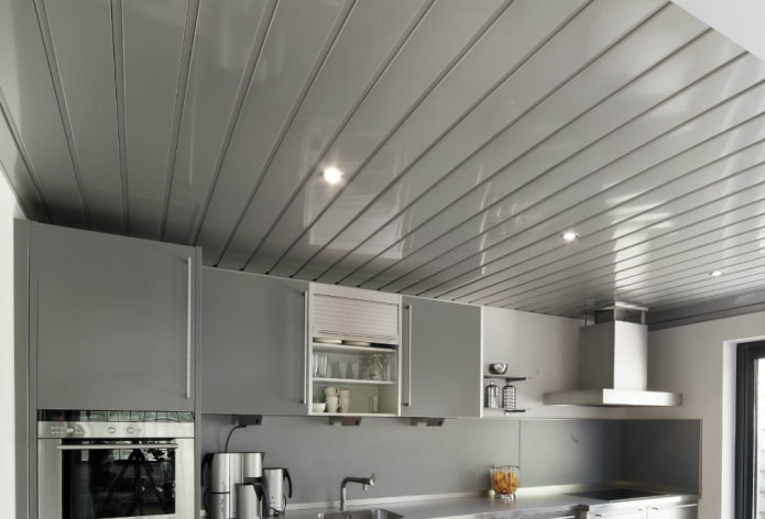 pannelli in alluminio sul soffitto della cucina