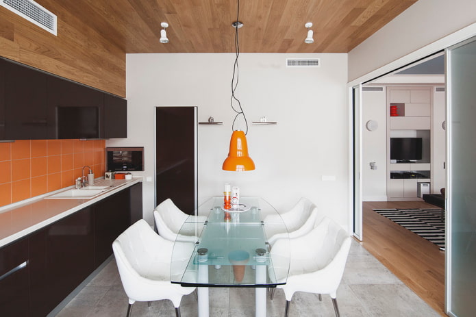 laminato sul soffitto dell'interno della cucina