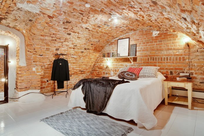 soffitto in mattoni nell'interno della camera da letto
