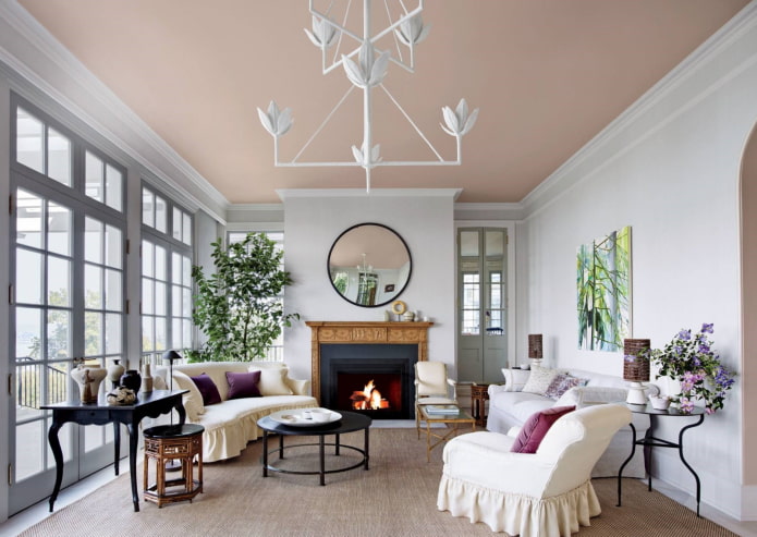 soffitto dipinto nell'interno del soggiorno