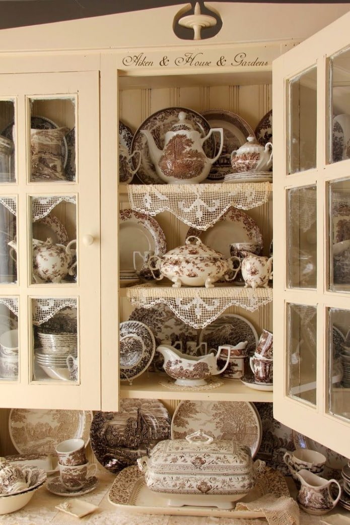 stoviglie in porcellana in stile vintage