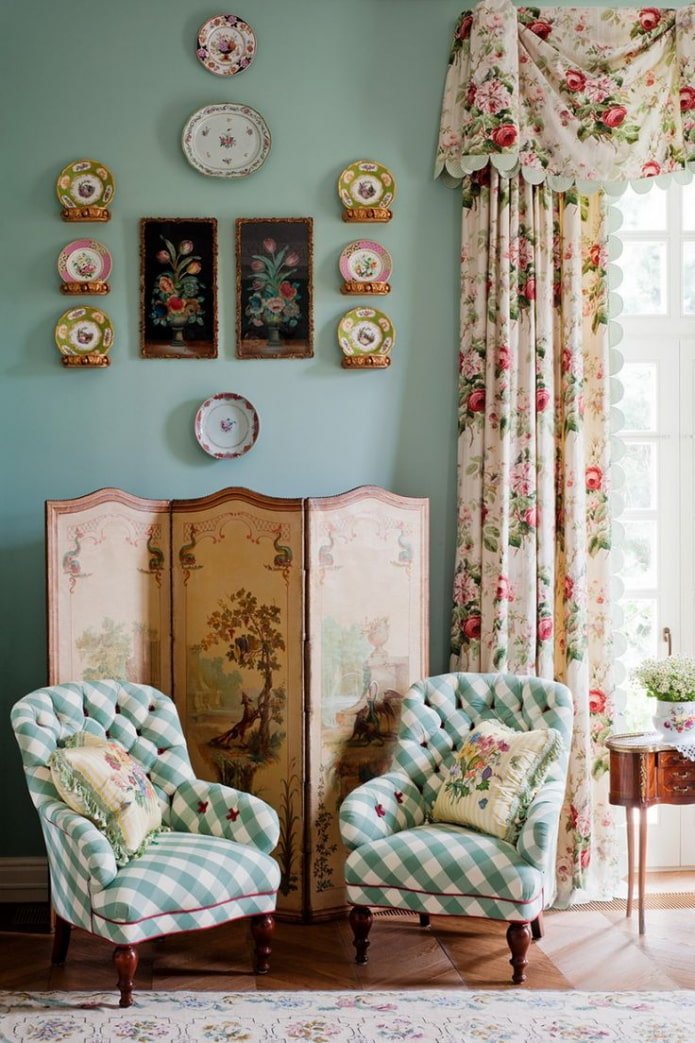 soggiorno vintage con ampie finestre