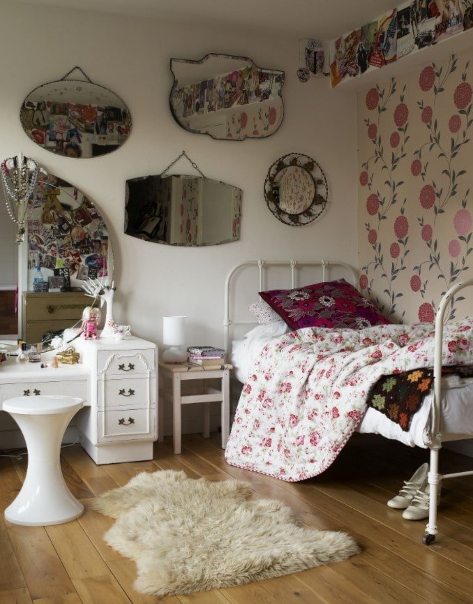 cameretta per bambini con letto in metallo