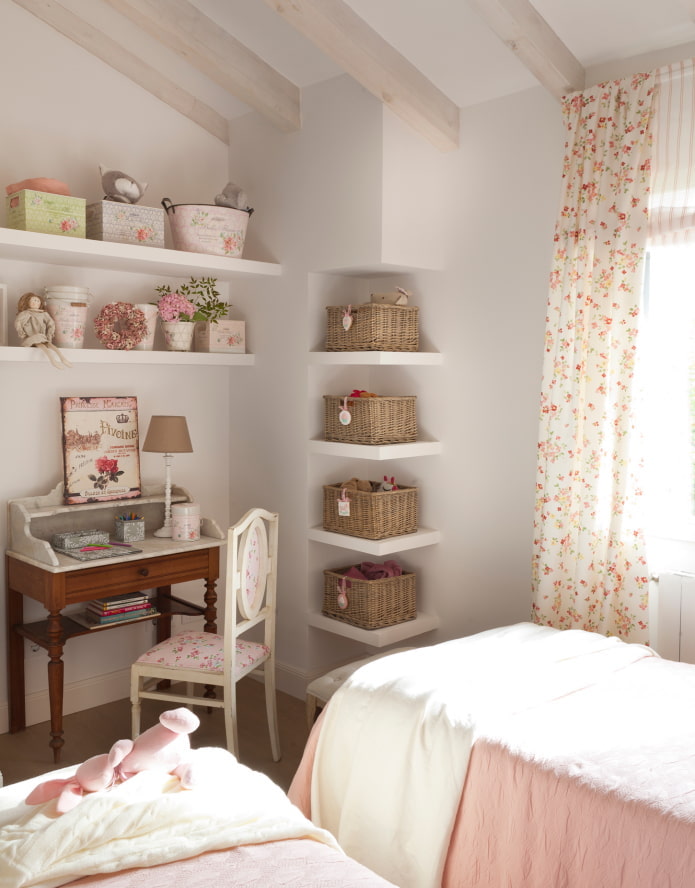 cameretta per bambini luminosa in stile vintage