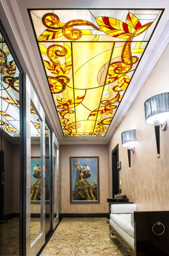 vetrata sul soffitto del corridoio