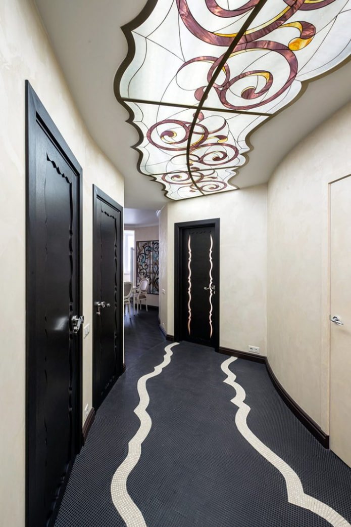 soffitto in vetro nell'interno del corridoio