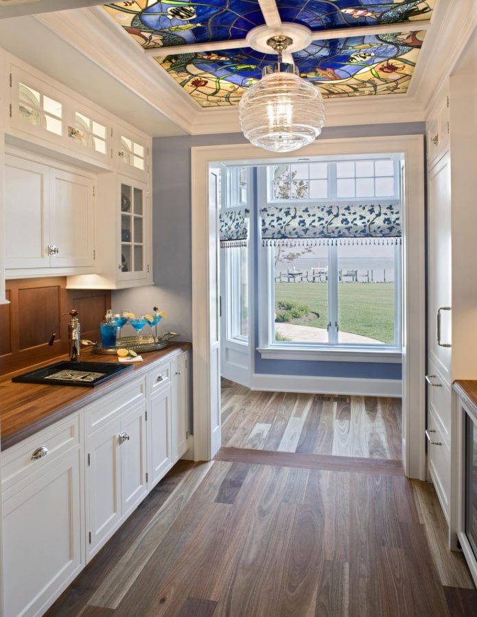 vetrate sul soffitto dell'interno della cucina